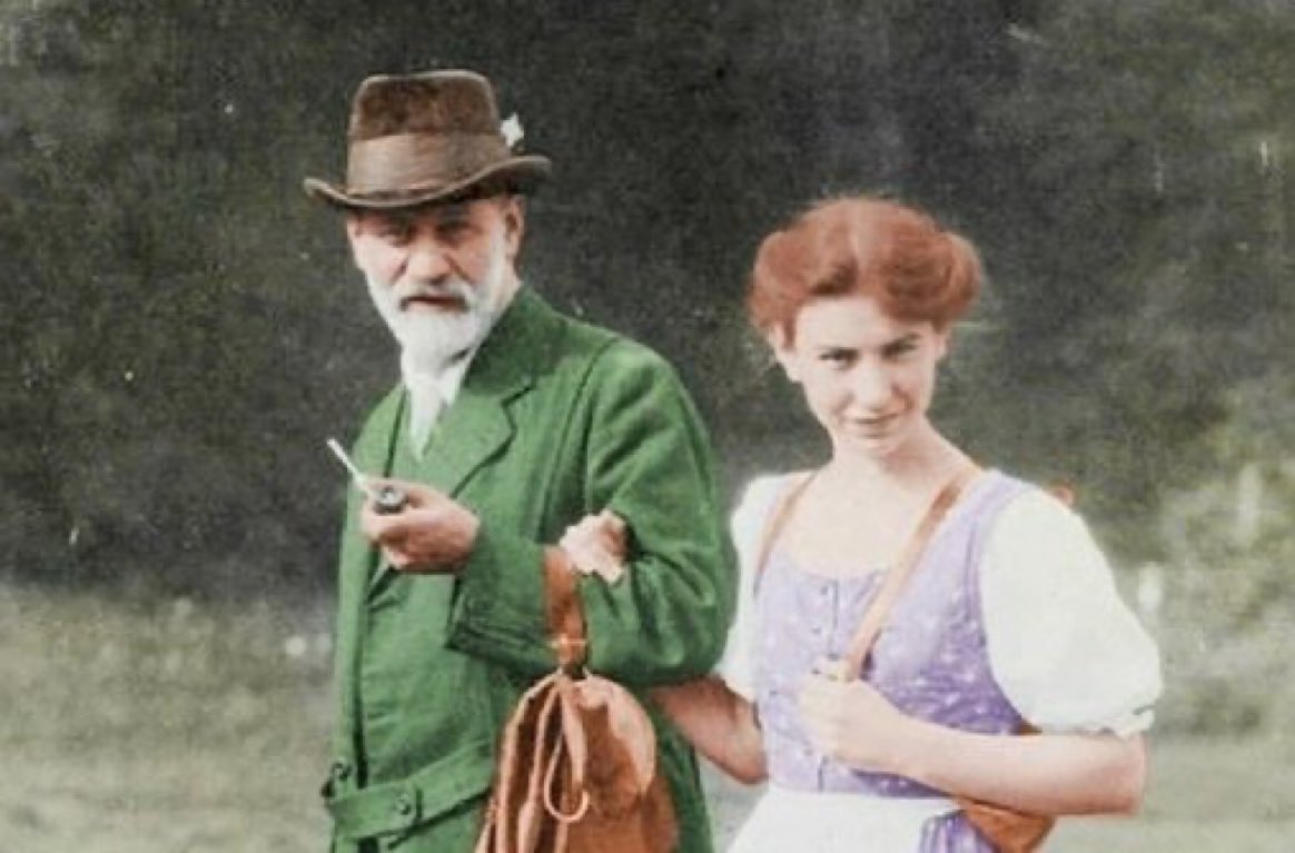 Sigmund Freud kızı Anna'ya yazdığı mektupta : 'Fizik kanunlarına göre sırtını dayadığın herhangi bir şey birden bire giderse , o yöne doğru devrilirsin. Bunun güçsüzlükle alakası yok.'
