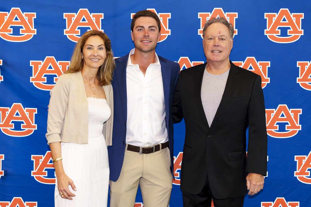 The newest Auburn alumnus 🎓🍾 Congrats, @AlexVogelsong. We are so proud of you! #WarEagle