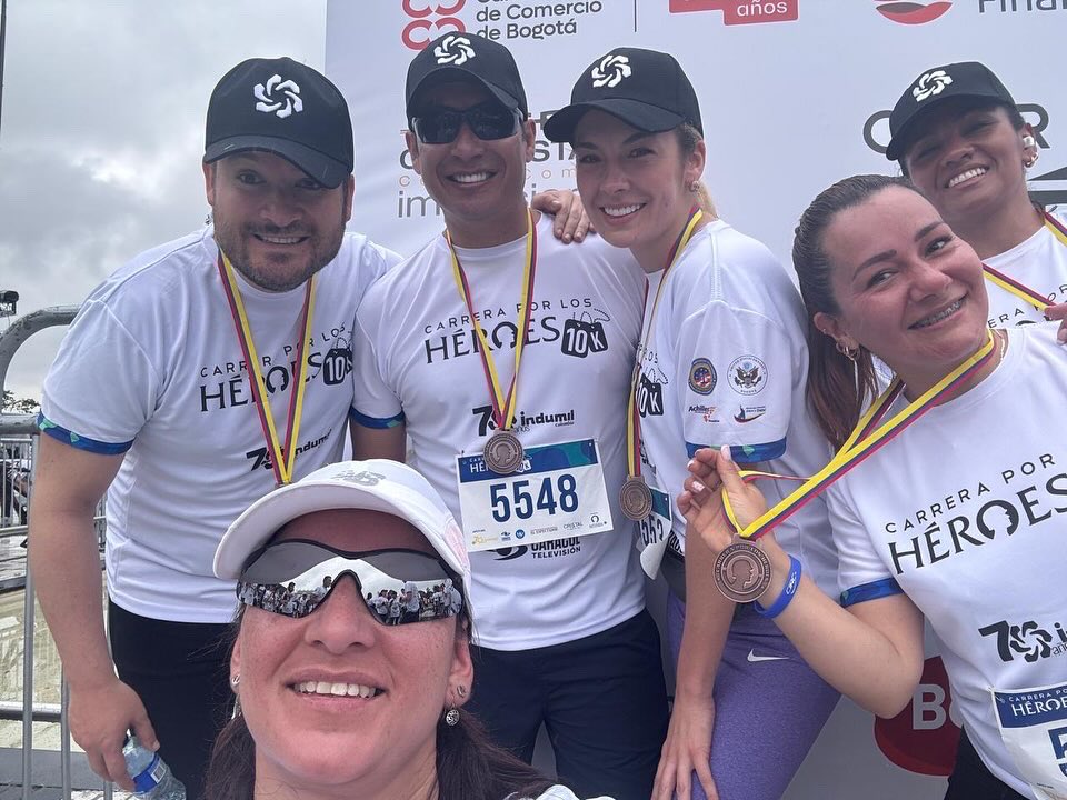 IndumilColombia's tweet photo. Felicidades a todos lo que hoy corrieron la #CarreraPorLosHéroes y llegaron a la meta para honrar a los que han sido heridos en combate defendiendo a #Colombia. 

#YoCorroParaSentirmeUnHéroe #IndumilColombia #IndustriaMilitar https://t.co/arHMTjDtJn