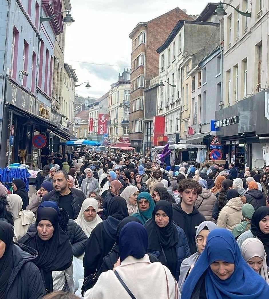 This picture was taken in Molenbeek, #Brussels. The picture went viral on social media from Iranians who wrote 'the streets of Brussels have more women wearing Hijab than those of Iran.' They are amazed that in Iran, young girls and women are risking their lives to fight…