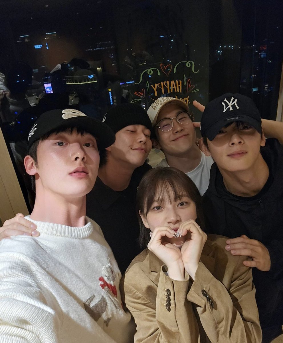 stanastro1602's tweet photo. THEY’RE CELEBRATING TODAY WITH THEIR FAMILIES!!😭😭😭 Their pic with Sua, their sister.😭 And Sanha tagged Binnie! MY HEART!!! 😭😭😭

📷ddana_yoon
 #MJ #엠제이 #JINJIN #진진 #CHAEUNWOO #차은우 #MOONBIN #문빈 #YOONSANHA #윤산하  #ASTRO #아스트로 #MOONSUA #문수아 https://t.co/bMnx3KKaZX