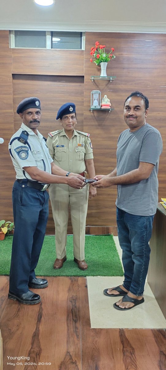 ಬಸವನಗುಡಿಯ ಲಾಲ್ ಬಾಗ್ ವೆಸ್ಟ್ ಗೇಟ್ ಬಳಿ ಕರ್ತವ್ಯ ನಿರ್ವಹಿಸುತ್ತಿದ್ದ ಟ್ರಾಫಿಕ್ ವಾರ್ಡನ್ ಮಲ್ಲೇಶ್ ರವರಿಗೆ ಸಿಕ್ಕ 10,000 ನಗದು ಮತ್ತು ದಾಖಲಾತಿಗಳುಳ್ಳ ವ್ಯಾಲೆಟ್ ಅನ್ನು ಠಾಣೆಗೆ ತಂದು ಮಾಹಿತಿ ನೀಡಿದ್ದು, ವಾರಸುದಾರರಾದ ಭರತ್ ರವರನ್ನು ಠಾಣೆಗೆ ಕರೆಯಿಸಿ ವ್ಯಾಲೆಟ್ ಅನ್ನು ಹಿಂದಿರುಗಿಸಲಾಯಿತು...