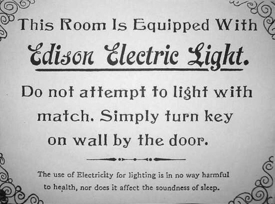 Teknolojiye uyum sağlamak zaman alır. 1900'lerden kalma bir tabela 'Bu oda, Edison elektrik ışığı ile donatılmıştır. Kibritle yakmaya çalışmayınız. Sadece, kapının yanındaki duvarda bulunan anahtarı açın.'