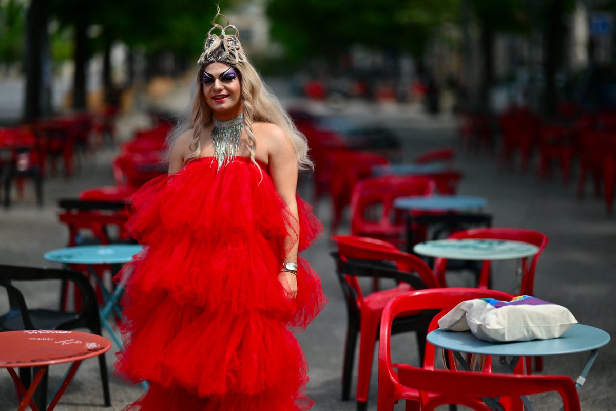 JO 2024 : Miss Martini, la première drag-queen 'du monde et de l'univers' porteuse de la flamme olympique est marseillaise Notre article 👉france3-regions.francetvinfo.fr/provence-alpes…