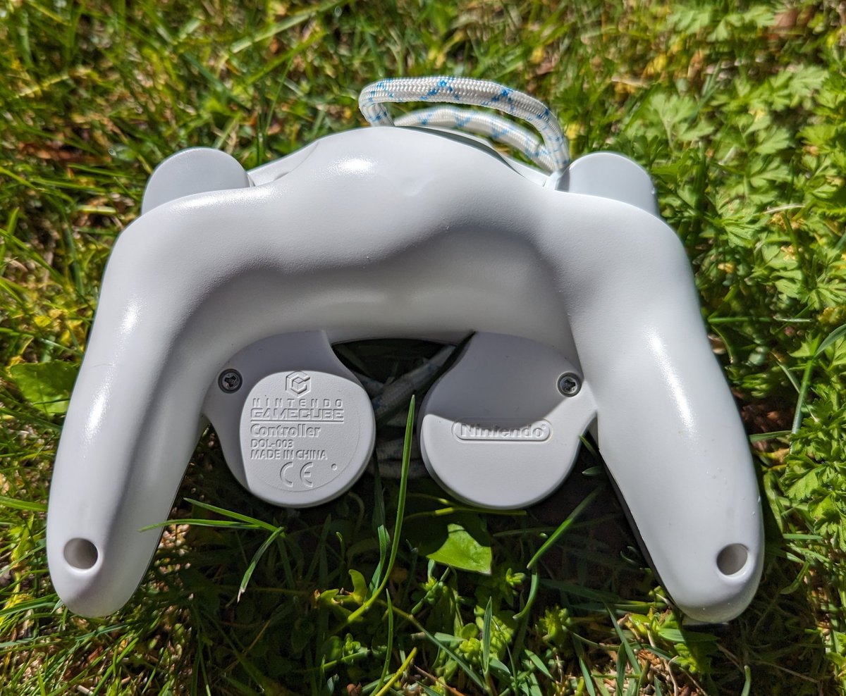 ___XEO___'s tweet image. Soul silver themed controller 
- buttons from battle beaver 
- sticks, z and d pad are cheap Chinese type beat 
-first time time paracording
