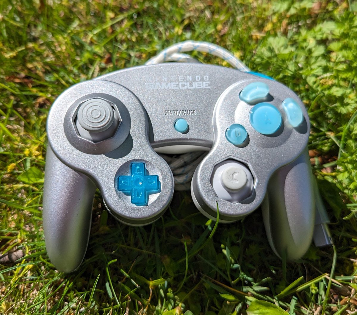 ___XEO___'s tweet image. Soul silver themed controller 
- buttons from battle beaver 
- sticks, z and d pad are cheap Chinese type beat 
-first time time paracording