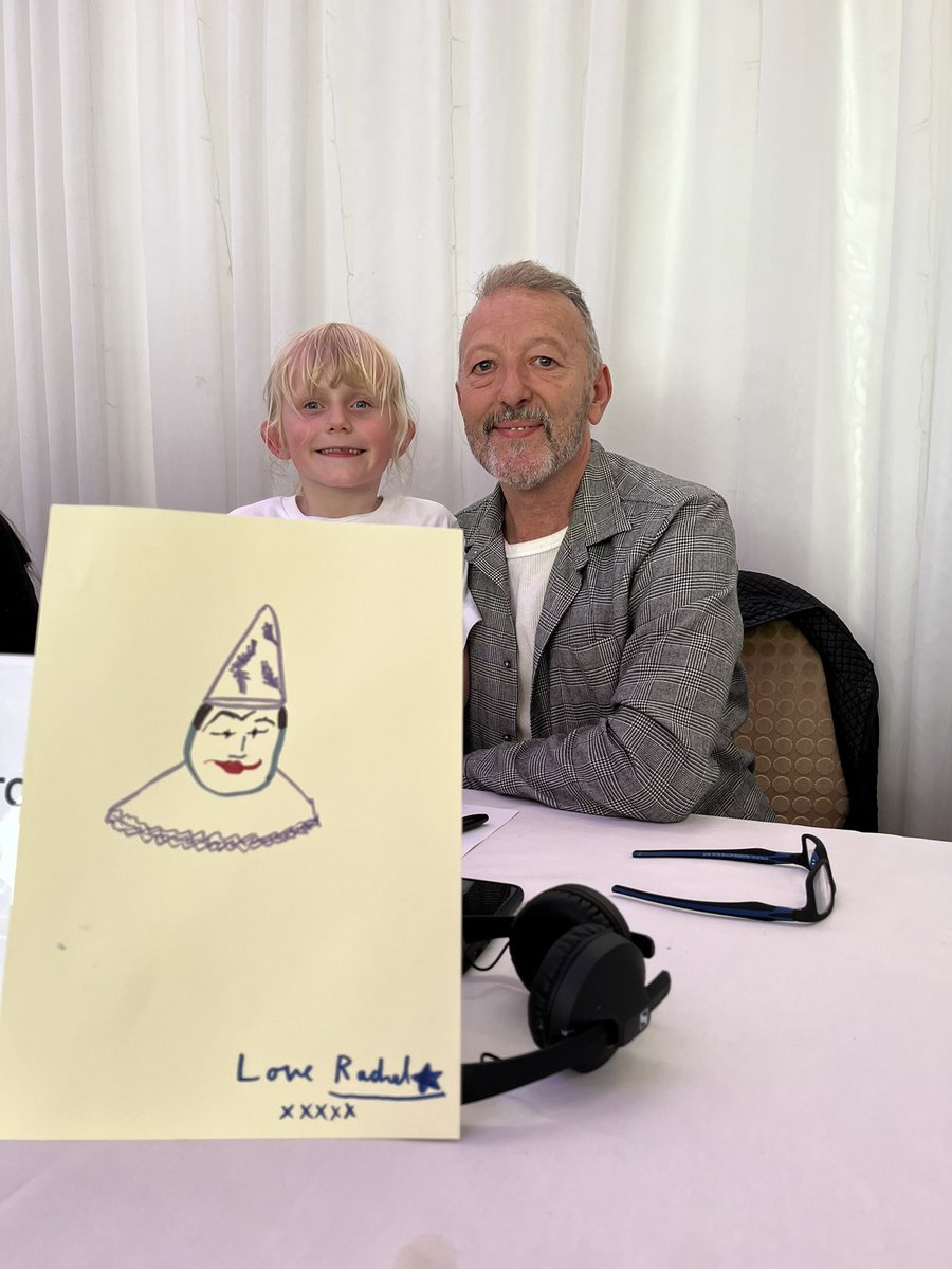 “If they come, they come.” Braved meeting the scary Chief Clown from The Greatest Show in the Galaxy, aka the not-at-all-as-scary Ian Reddington @Reddington_Ian & give him her Chief Clown drawing at yesterday’s Spearhead Live 3 event! #DoctorWho #SpearheadLive3 @CygnusTweets