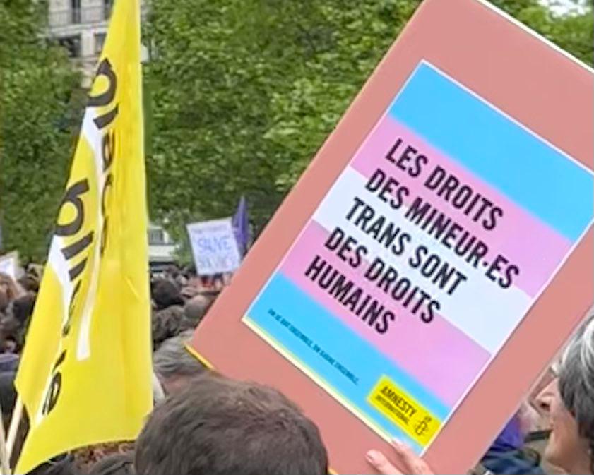 Nous étions présent•e•s partout en France et à Paris pour nous élever contre les attaques transphobes sans précédent que nous vivons en ce moment. Nous ne laisserons jamais les droits des personnes trans être attaqués, nous resterons mobilisés tant qu'il le faudra 🏳️‍⚧️