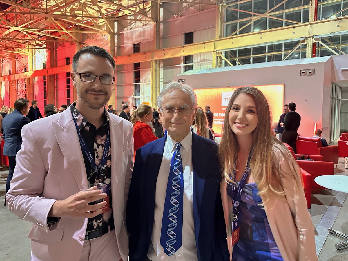 It was an incredible honor to meet @RichardDawkins at @diss_dialogues in NYC! He's been a hero of mine and @buttonslives for a long time. 🧬