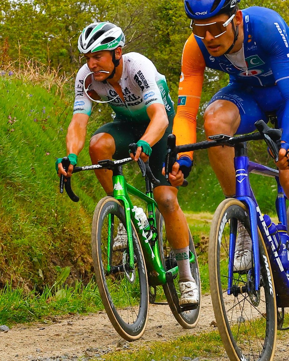 🇨🇵 Durísima jornada en Francia en la que Jaume Guardeño dio la cara en la fuga de la #TroBroLeon, con el resto del equipo lastrados por pinchazos y averías típicas de una carrera como esta, debido a los tramos de tierra. 📸 @SprintCycling #Súmatealverde 💚