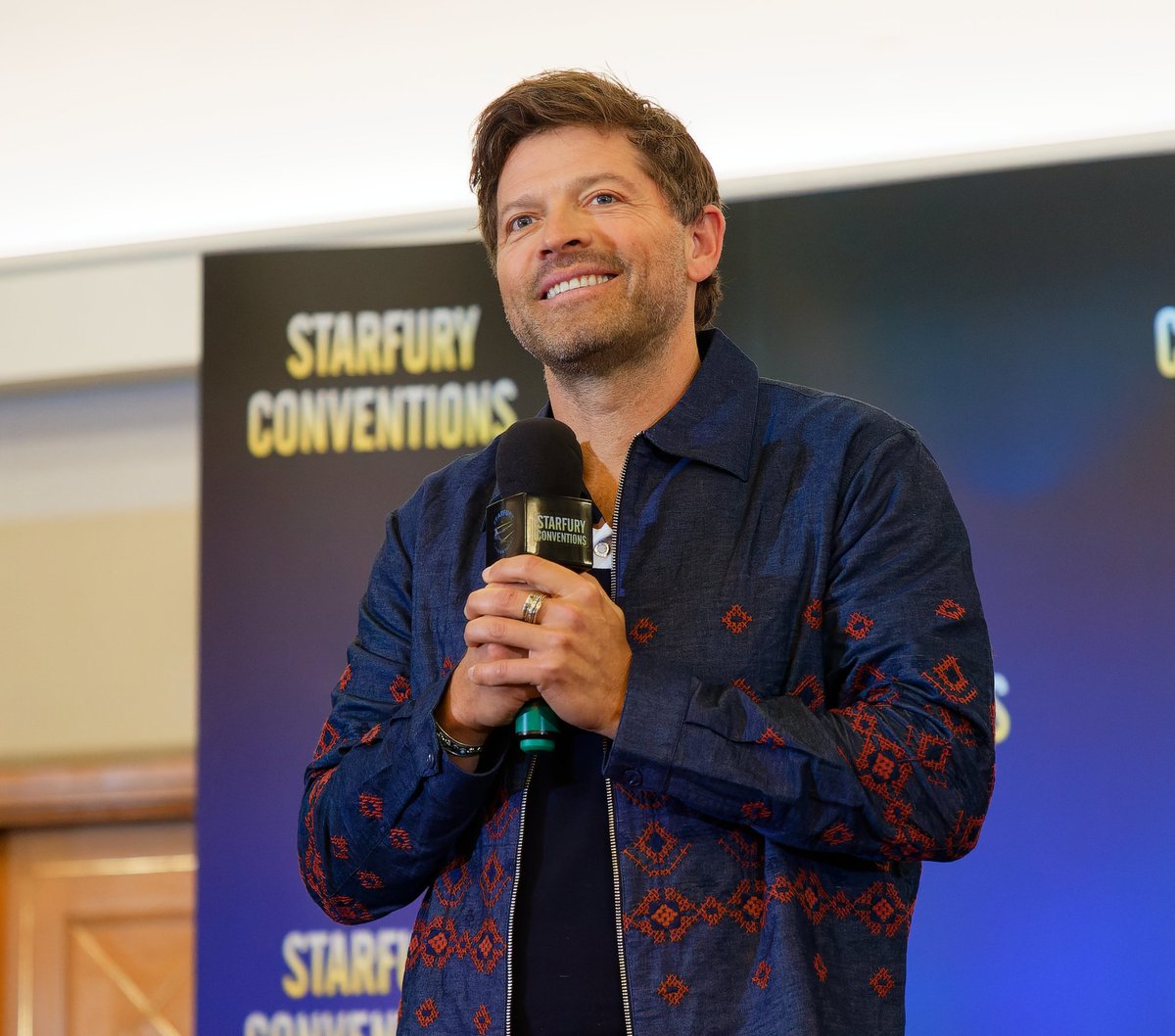 At Starfury: Cross Roads 8 last weekend, @mishacollins onstage for his guest talk.