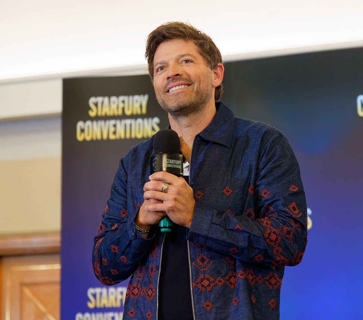 starfuryevents's tweet photo. At Starfury: Cross Roads 8 last weekend, @mishacollins onstage for his guest talk. https://t.co/ylHLzPi0wt