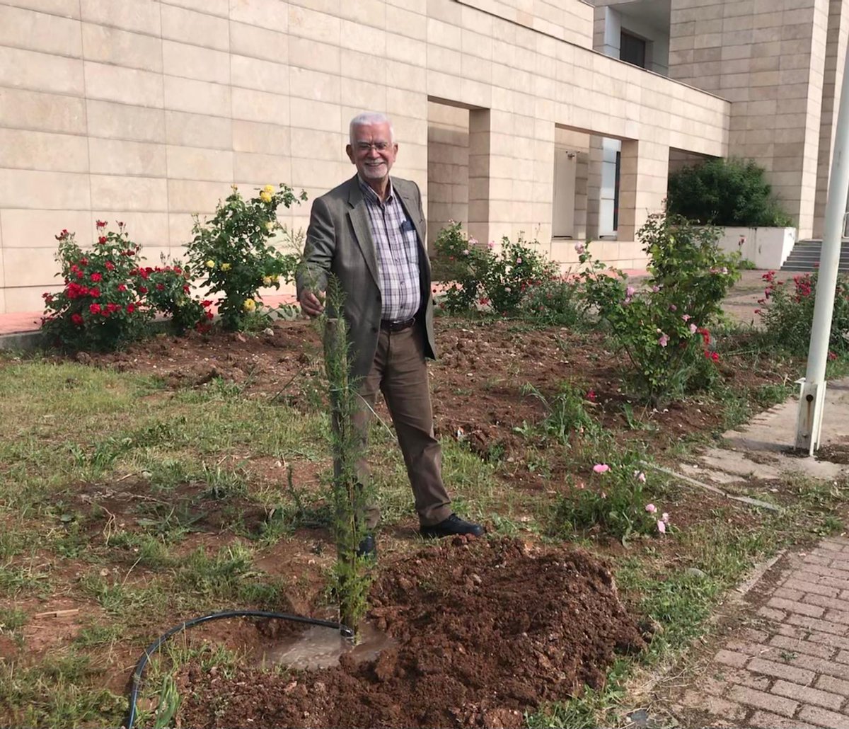 atilla_yayla's tweet photo. Dicle Üniversitesi İİBF tarafından adıma dikilen çınar fidanıyla. Düşünen ve yapan arkadaşlara çok teşekkür ediyorum... https://t.co/SvP8ZiHoQD