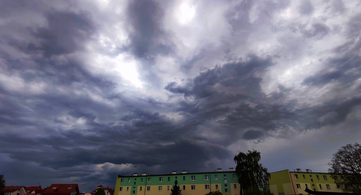 Anioły meble przestawiają… ⛈️☔️🌩️

#pomorskie #Hel #PółwysepHelski #teraz #burza #burze #deszcz #pogoda #chmury #niebo #maj2024 #widok #fotografia #obserwatorzyburz @MeteoprognozaPL