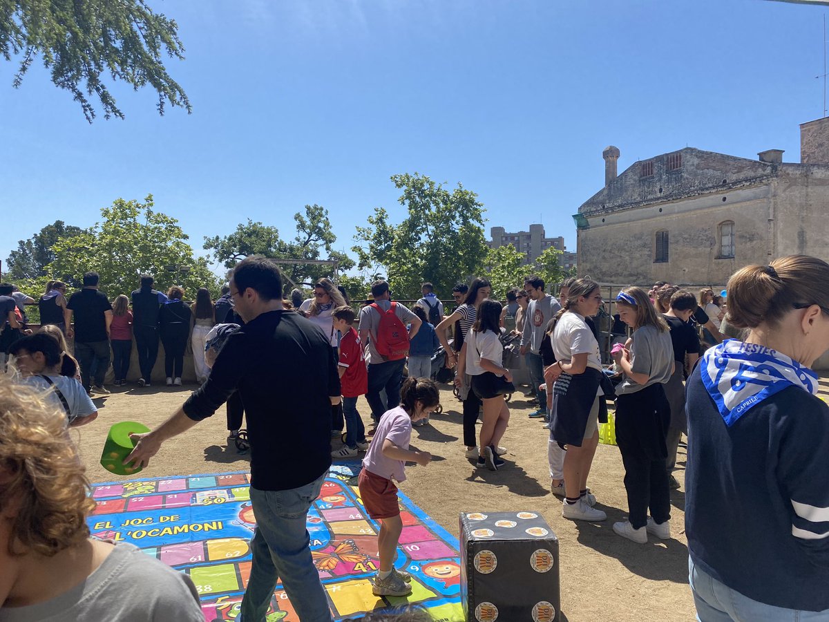Celebrar el dia de la mare entre la canalla de Badalona és la millor manera . Moltes gràcies a tothom per estar , per recolzar-nos, per fer-nos visibles #AssociacioVeinsdelCentre i Roser Roca Abad . I a tots els companys , familiars i amics. Sols impossible #BadalonaPerTothom