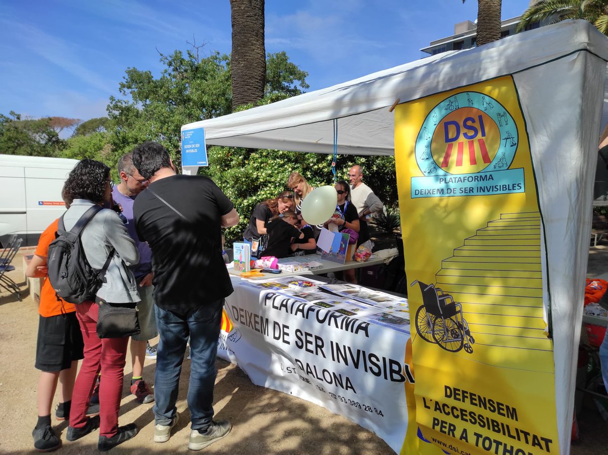 badalonadsi's tweet photo. Celebrar el dia de la mare entre la canalla de Badalona és la millor manera . Moltes gràcies a tothom per estar , per recolzar-nos, per fer-nos visibles #AssociacioVeinsdelCentre i Roser Roca Abad . I a tots els companys , familiars i amics. Sols impossible #BadalonaPerTothom https://t.co/ucNH8FMv4U