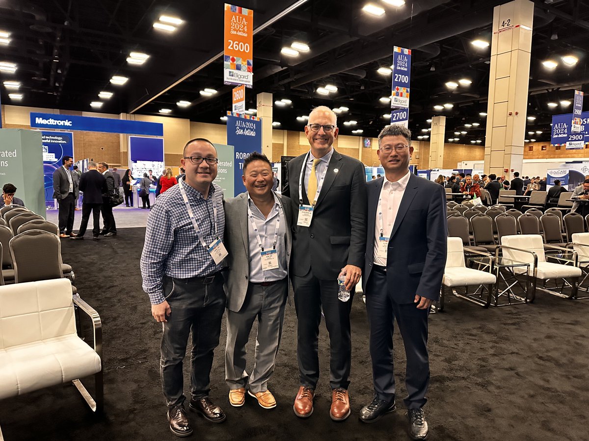 Nice to catch up with global urology colleagues @AmerUrological annual meeting who carry a similar interest/passion for robotic reconstructive surgery. Thought leaders from Peking University, Hackensack UMC &Temple University @yang_kunlin @mdstifelman @HUMCUrology @TempleUrology