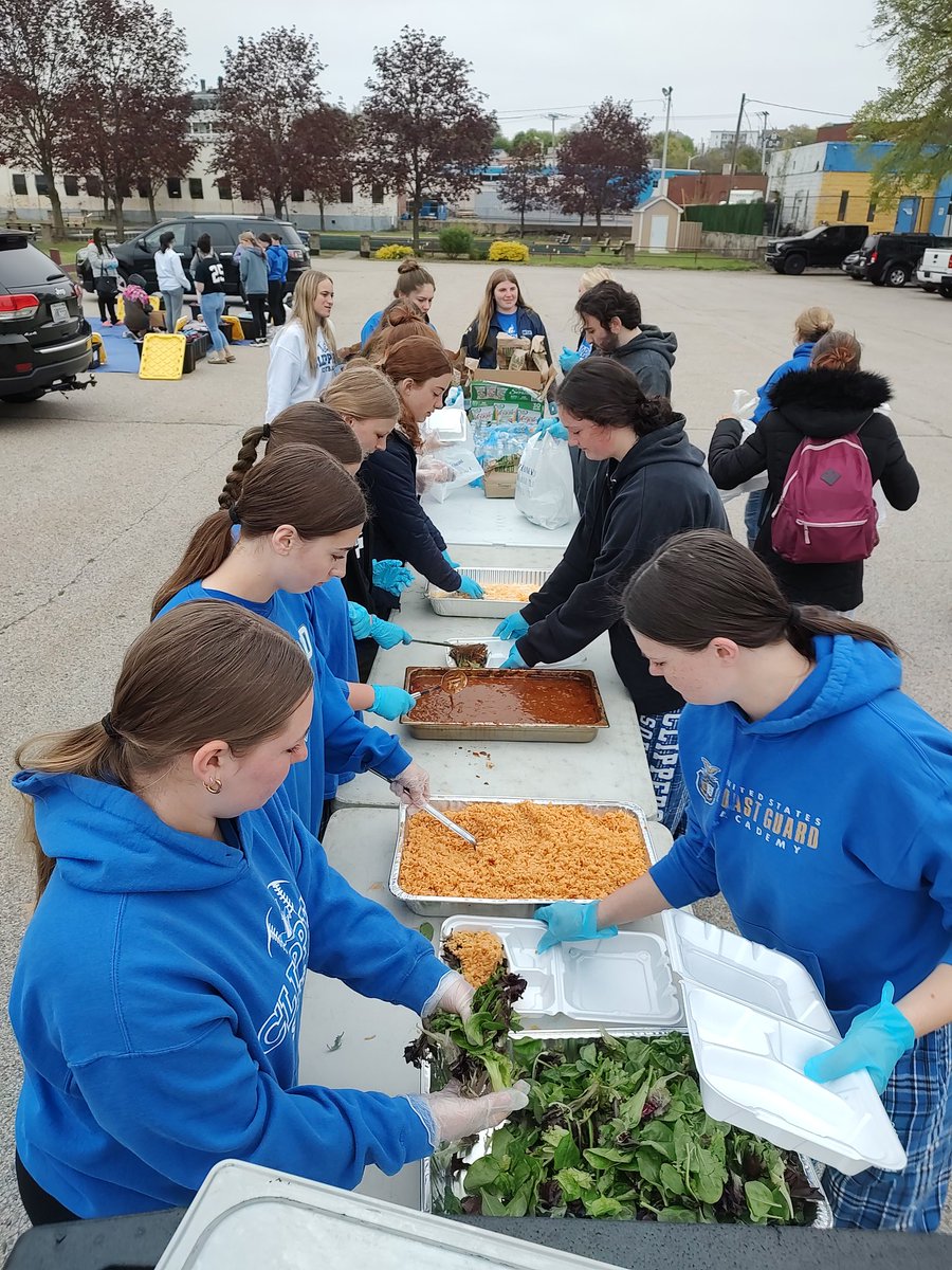 The Cumberland High Softball team volunteered this morning by donating goods,making lunches, and serving food at Social Park assisting the 'MAE organization for the homeless' @CumberlandMayor @RIIL_sports @BWMcGair03 @Branden_Mello @EricBen24 @NCoitABC @NIAAA9100 @riiaaa2018