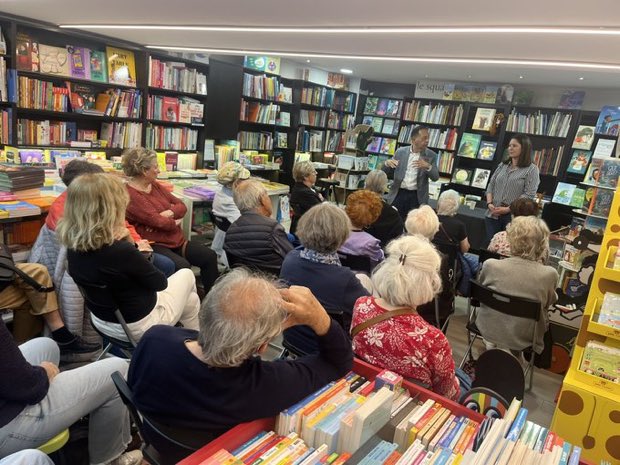 #Nice 💬 Belle rencontre-dédicace en présence de @JeanLucRomero, auteur du livre @SermentDeBerne. Les Français sont prêts pour une loi de liberté en #FindeVie, ils veulent avoir le choix. #Euthanasie #SoinsPalliatifs ADMD.net