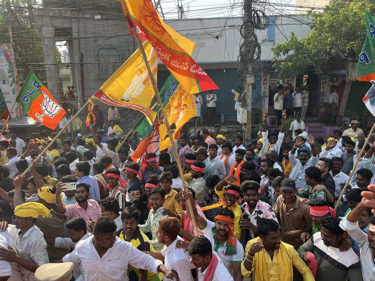 The enthusiasm at the Roadshow in Adoni, Kurnool clearly indicates that Andhra Pradesh is all set to support NDA in an emphatic manner. The energy today was truly infectious.