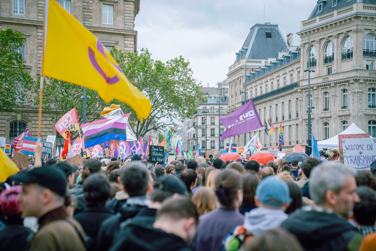 🟣 Beaucoup de monde aujourd'hui à Paris pour le rassemblement en défense du droit à disposer librement de son corps ! ✅ Face à l'offensive transphobe et aux attaques contre le droit à disposer de son corps, la France insoumise se mobilise. #unionpopulaire #RiposteTrans…