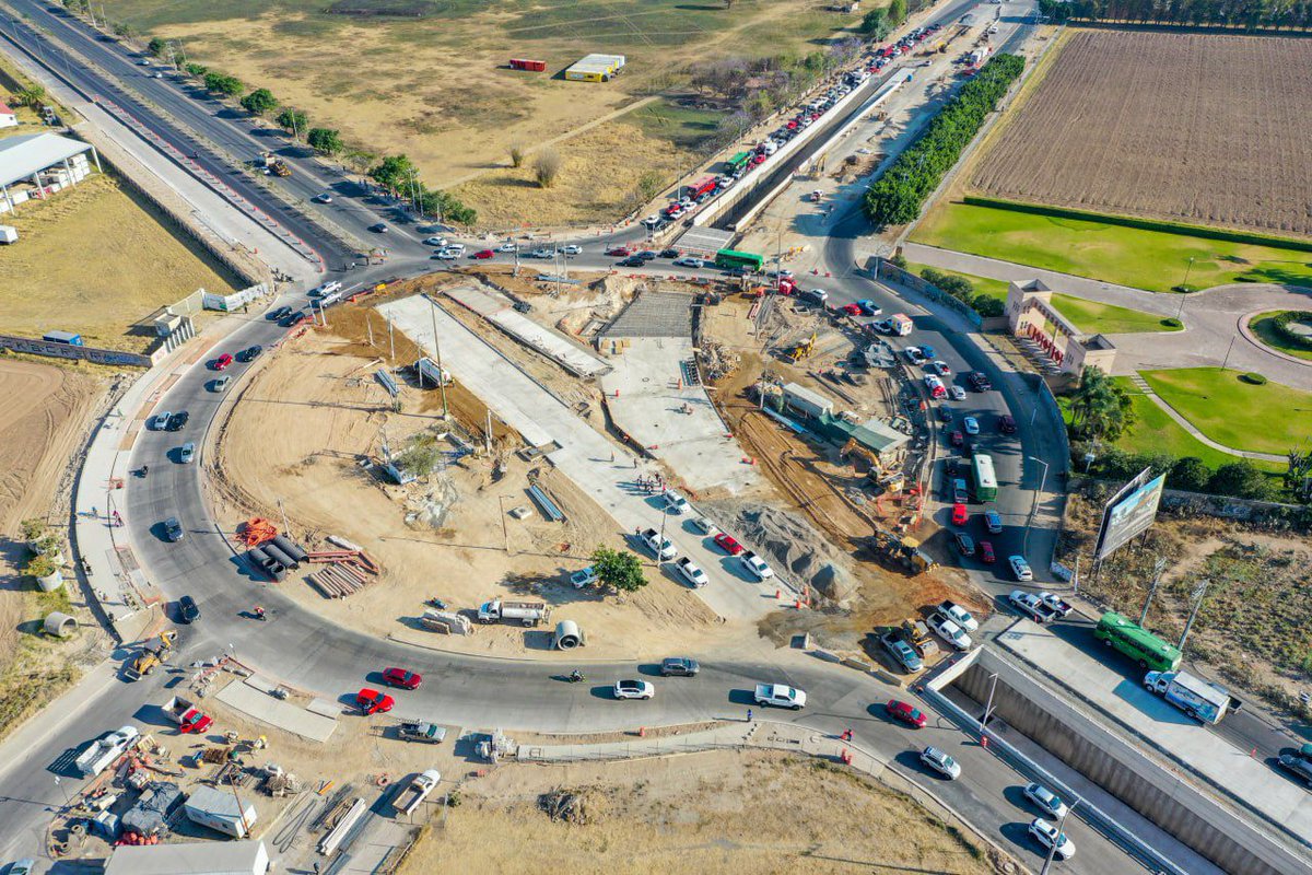EnriqueAlfaroR's tweet photo. Así de impresionantes se ven los avances en las obras del nodo Colotlán, sin duda, una obra titánica que la SIOP está haciendo para agilizar la movilidad en una de las zonas de más conflicto vial al norte de Zapopan.

El túnel quedará listo para abrirse a finales de mayo, los pavimentos de la superficie, banquetas y entornos para tenerlos listos a finales de julio y, en paralelo, se trabaja en la fabricación del primer puente peatonal. Sin duda, quedará espectacular.