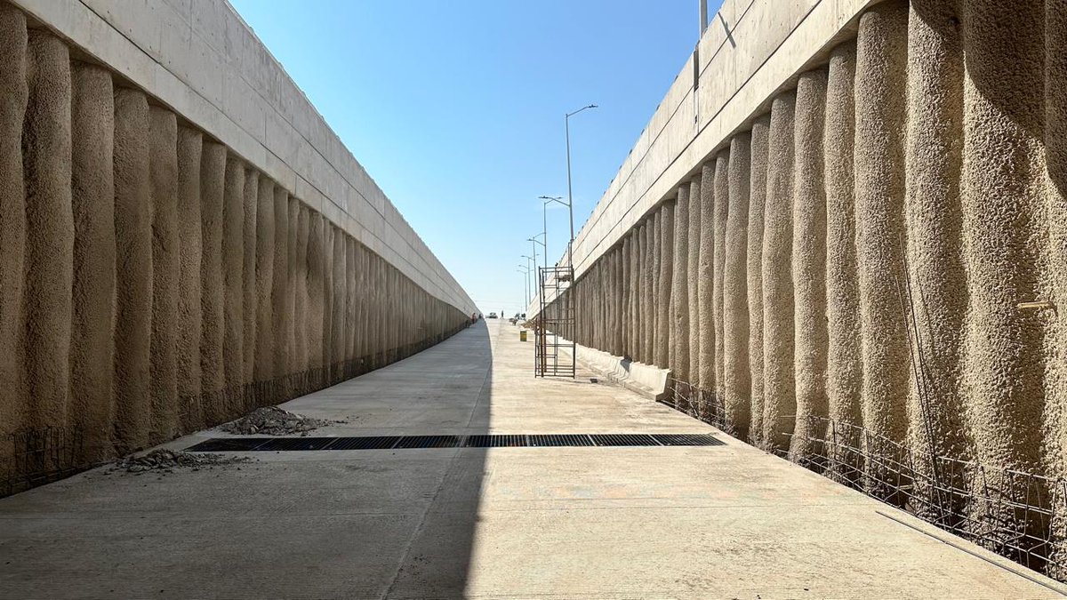 EnriqueAlfaroR's tweet photo. Así de impresionantes se ven los avances en las obras del nodo Colotlán, sin duda, una obra titánica que la SIOP está haciendo para agilizar la movilidad en una de las zonas de más conflicto vial al norte de Zapopan.

El túnel quedará listo para abrirse a finales de mayo, los pavimentos de la superficie, banquetas y entornos para tenerlos listos a finales de julio y, en paralelo, se trabaja en la fabricación del primer puente peatonal. Sin duda, quedará espectacular.