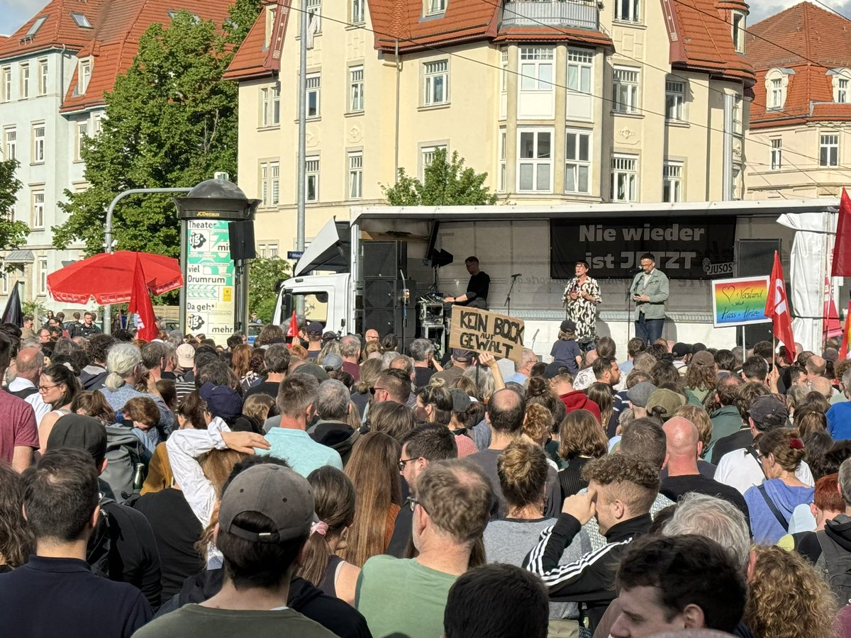 Mit über 3.000 Menschen zeigen wir in #Dresden unsere Solidarität mit @MattEcke. Unsere Botschaft ist klar: Gewalt ist kein Mittel politischer Auseinandersetzung. Wir lassen uns unsere Demokratie nicht kaputtmachen! Matthias, bleib stark! #Niewiederistjetzt