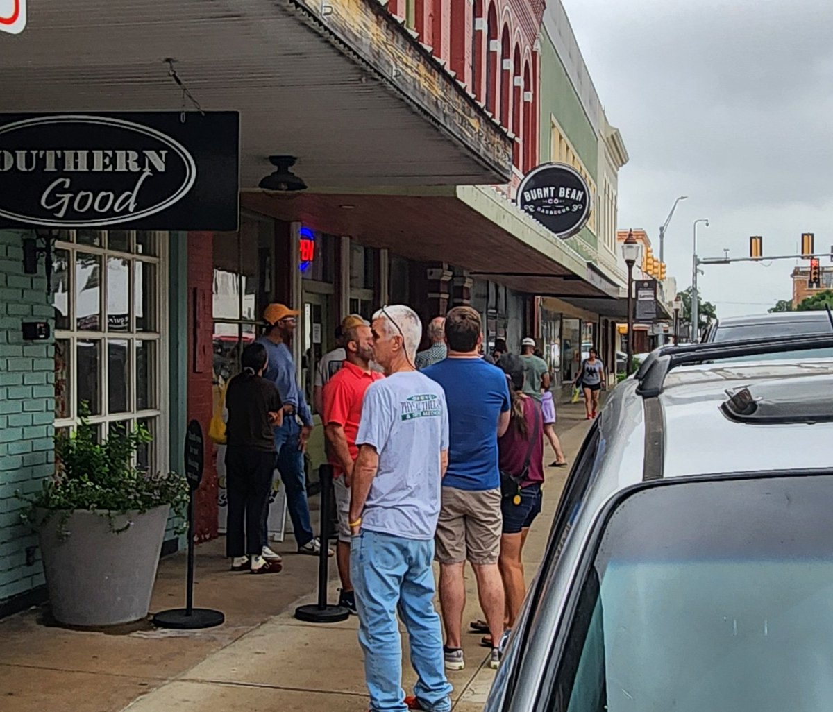 Callow_with_a_C's tweet photo. @BBQpodcast @BBQBryan @HoustonFed We were there yesterday.   Got there about 10 til 10:00 and we're the second couple in line.   Pic below of the line at 10:15.  Most brisket, pork ribs, poblano &amp; jack cheese sausage, and some great sides. https://t.co/RZ8OLvsAEx