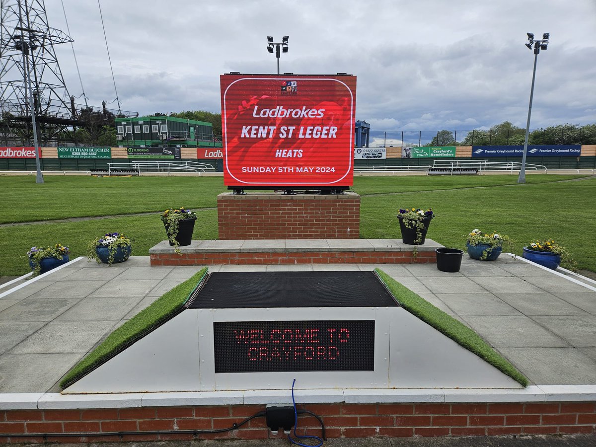 It’s nearly time for tonight’s meeting! Four heats of the @Ladbrokes Kent St Leger, with the first 3 qualifying for the semi-finals Good luck to all runners and connections this evening! #KentStLeger