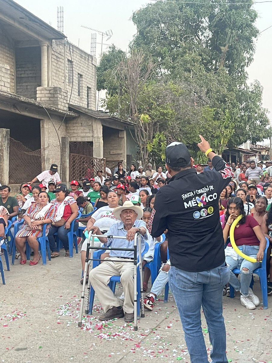 ¡Orgullo Bandeño a recuperar la presidencia de Llano Grande!

La alegría de este municipio Costeño, compromete a redoblar esfuerzos  cumplirle a mis hermanas y hermanos afromexicanos

#2dejunio #Clemente #DiputadoFederal 
#VotaPRD #VotaPRI  #VotaPAN

@DoroteoMorro @TomasBasalduG