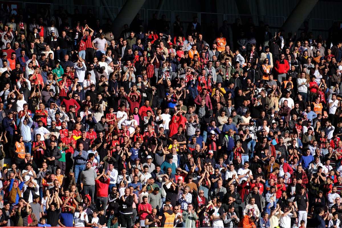 Şanlıurfa Spor karşısında aldığımız 1-1’lik sonuçla 3. olarak play off’a kalma hedefimizi son haftaya taşıdık. Play off oynayacağız demiştik çok şükür başardık. İnşallah play off’a 3.sıradan çıkacağız. Ve sadece bir final maçıyla ver elini Süper Lig..🤲❤️🖤🧿 Tebrikler Takım👏