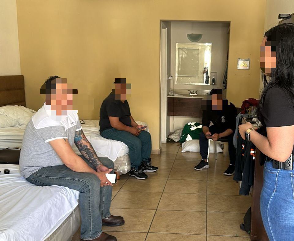 #Policiaca | @Amicsonora lograron el rescate de cinco personas, quienes se encontraban en un hotel de #Hermosillo mediante engaños como parte de una extorsión telefónica
🔗laextraob.com/rescata-amic-a…