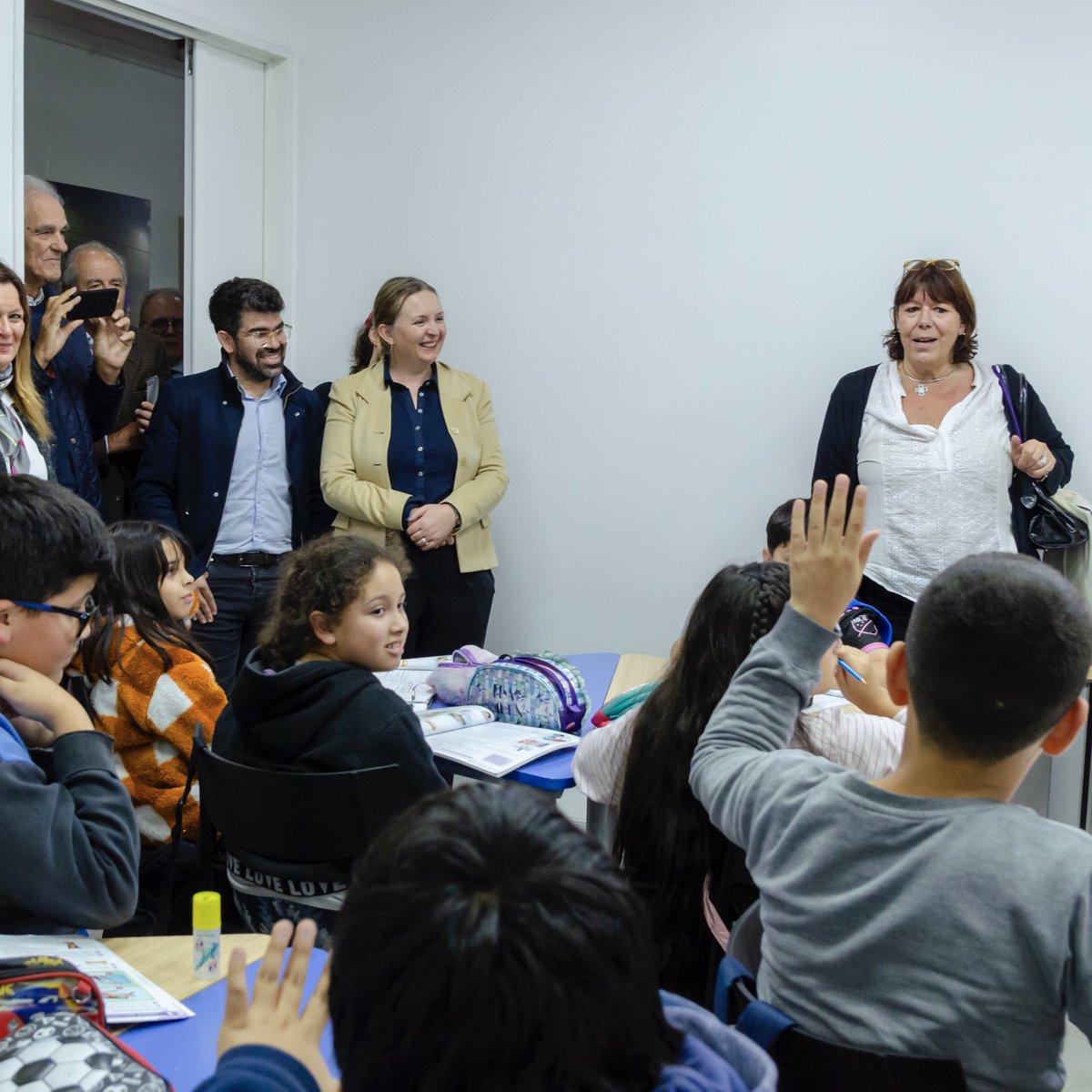 La Embajadora @AmbKirstyHayes 🇬🇧  visitó el Barrio Mugica para conocer las aulas del Centro Comunitario Bajo Autopista donde 80 estudiantes toman clases gratuitas de inglés junto a la Asociación Argentina de Cultura Inglesa (@aacibsas). 📚🎒