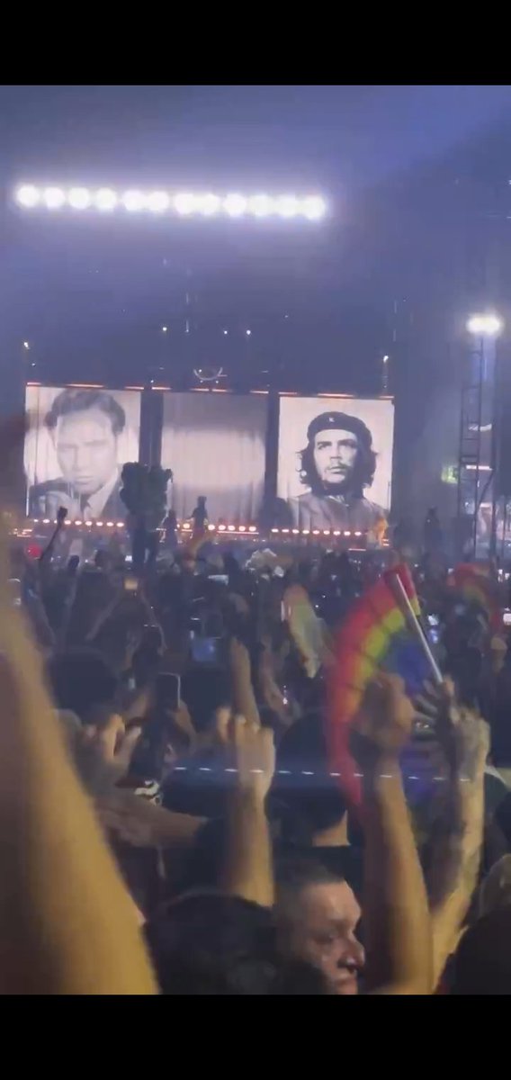 Madonna merece profundo respeito. Fez um show para milhões em Copacabana, é a rainha do Pop e ainda irritou os comedores de alfafa que apoiam o ladrão de joias, Bolsonaro. Colocou imagens de Che Guevara e Paulo Freire no show. Madonna já virou comunista para desespero do gado.