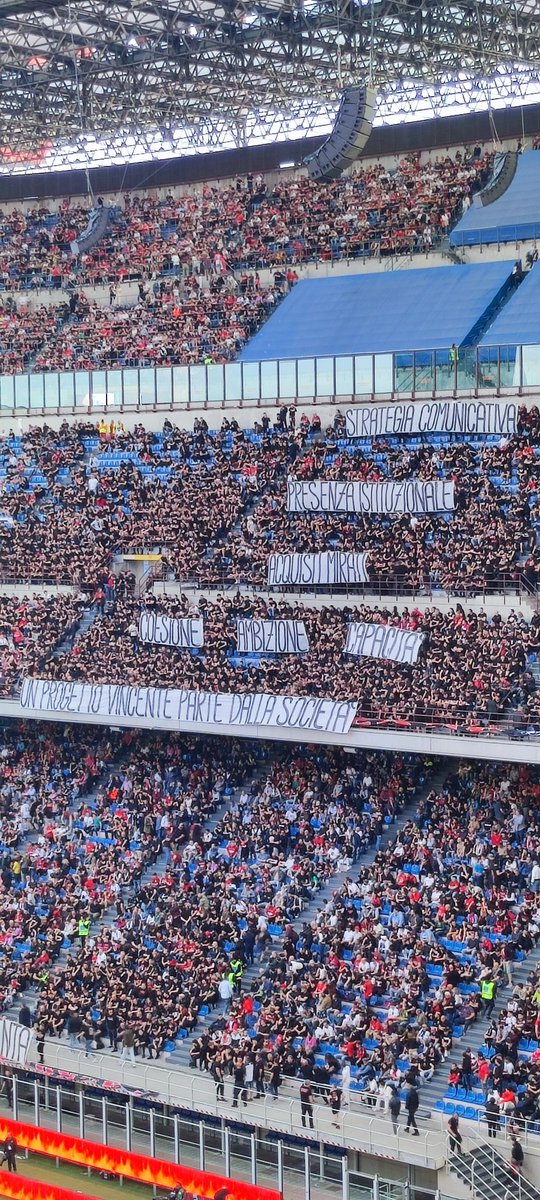 'Strategia comunicativa, presenza istituzionale, acquisti mirati, coesione, ambizione, capacitá, un progetto vincente parte dalla societá' 

#curvasud in protesta, striscioni esposti 
all'entrata dei giocatori in #milangenoa