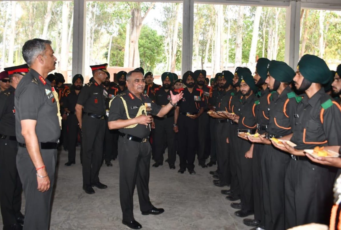 General Manoj Pande #COAS visited SIKH LI Regimental Centre #Fatehgarh. #COAS paid homage to the #Bravehearts and reviewed the Ceremonial Parade. He unveiled #BloodBrothersCorner, symbolising the strong bond between SIKH LI & Bombay Sappers. #COAS interacted with the troops and…