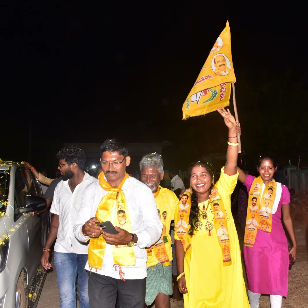 Kurugondla_TDP's tweet photo. డక్కిలి మండలం లింగసముద్రం హరిజనవాడలో ఎన్డీఏ కూటమి ఎమ్మెల్యే అభ్యర్థి కురుగొండ్ల రామకృష్ణ గారి సమక్షంలో టీడీపీలో చేరిన పలువురు గ్రామస్తులు.
#Joinings #KurugondlaRamakrishna #KurugondlaForVenkatagiri #KurugondlaLakshmiSaiPriya #BabunuMalliRappidham #Yuvagalam #PrajaGalam #EndOfYCP https://t.co/5ADI2vhKam