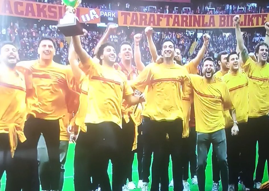 Bu Galatasaraylılar ne ayak böyle basketbolu küçümseyerek bizimle dalga geçmeye çalışıyorlar ama Sivasspor maçı öncesi tribünlerde su topunda aldıkları kupayı kutluyorlar 😃
