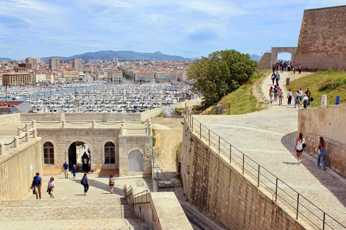 En 2013, nous avions vécu l'ouverture du fort Saint-Jean. Cette année, c'est le fort Saint-Nicolas qui s'ouvre enfin à nous, 360 ans après sa construction. Marseille continue de dévoiler ses merveilles endormies !