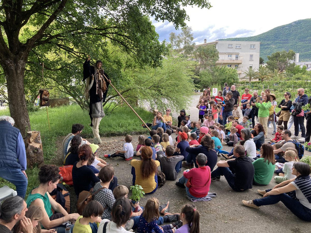 1350 personnes ont profité de l’ouverture des portes du Centre Horticole de la ville de #Grenoble pour rencontrer les agents de découvrir les pratiques et projets du service Nature en Ville. Superbe journée pleine de sourires.