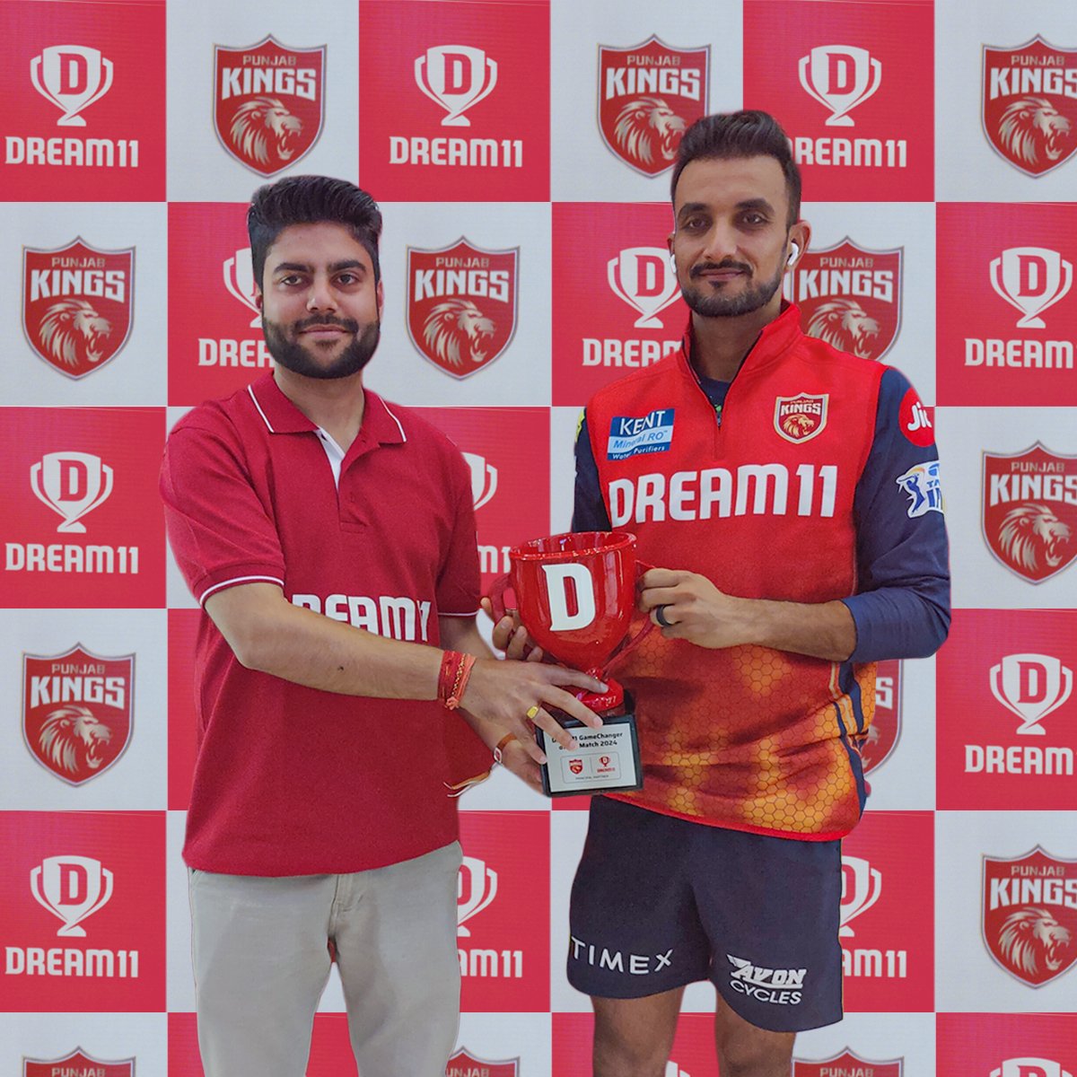 Chirag Rahi, @Dream11 champion fan, presents Harshal Patel with the #Dream11GameChanger award for his sensational display with the ball! 🔥🦁 #SaddaPunjab #PunjabKings #JazbaHaiPunjabi #TATAIPL2024 #PBKSvCSK