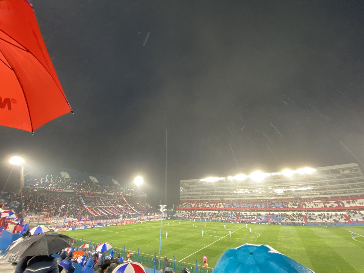 Vamo vamo vamo jugadores, la hinchada está locaaa, y quiere la copaaa…” #VamoBolsoVamo @Nacional #CopaLibertadores