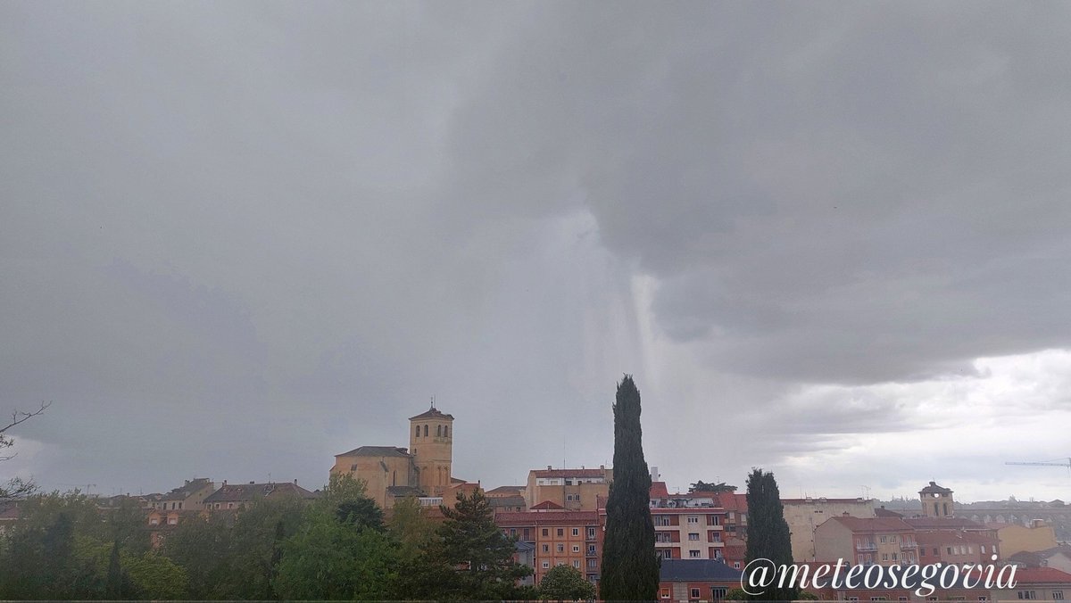 Asi se veia el desplome antes de llegae a la ciudad de la fuerte #tormenta de esta tarde en #Segovia que ha dejado en torno a 15mm en poco tiempo.