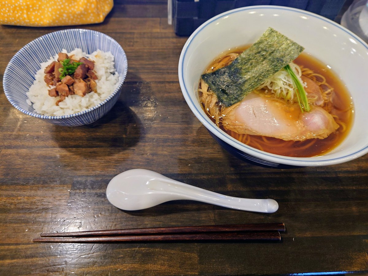 らぁ麺　麦一粒
松川村にあるラーメン屋で醤油ラーメンの店やな。
垢主はアホなので某歩いて信大まで帰って来る企画中にいただいたわ。
あっさりとしていてその後の歩きには響かず、優雅な昼食がとれたな。