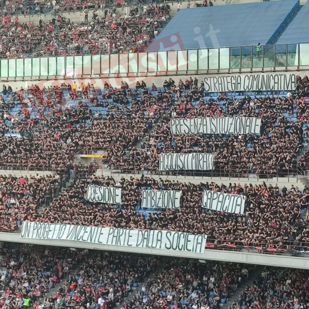 Il messaggio della Curva Sud mostrato durante #MilanGenoa‼️

“Strategia comunicativa, presenza istituzionale, acquisti mirati, coesione, ambizione e capacità. Un progetto vincente parte dalla società” 

#MilanGenoa