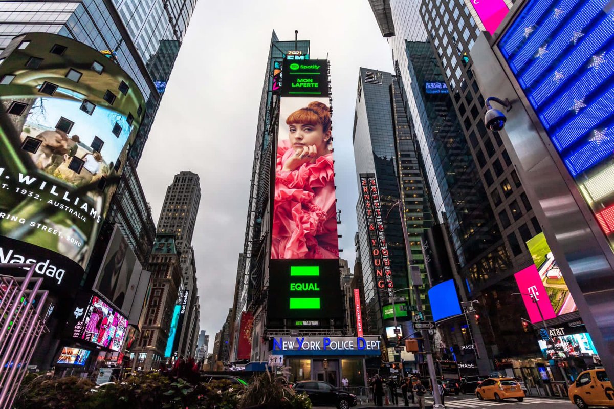 PazPinter's tweet image. Mon Laferte otra vez proyectada en el Times Square de New York 😍