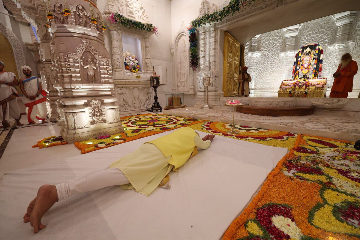 माननीय प्रधानमंत्री श्री नरेंद्र मोदी ने आज अयोध्या धाम स्थित श्री राम जन्मभूमि मंदिर में प्रभु श्री रामलला सरकार का दर्शन एवं पूजन किया।

Hon'ble Prime Minister Shri Narendra Modi today had darshan of Bhagwan Shri Ramlalla Sarkar at Shri Ram Janmabhoomi Mandir in Ayodhya.