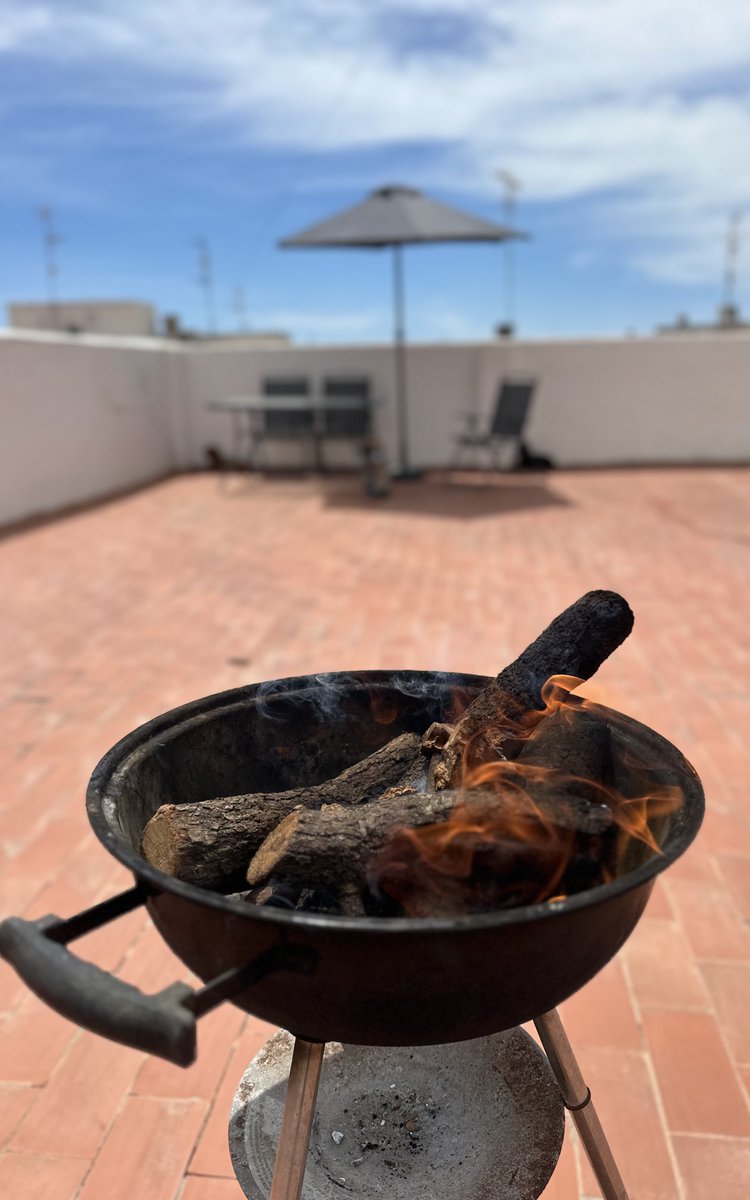 Preparando la barbacoa. Hoy viene la suegra a comer. ¿Como creéis que saldrá?