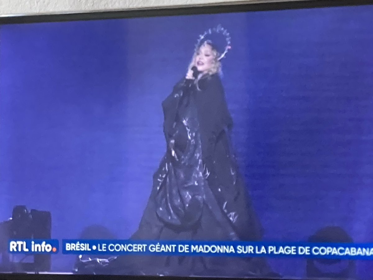 Le seul gros titre du JT de RTl-Tvi de ce midi: le concert de Madonna à Coca, euh, Copacabana. Suivent deux micros-trottoirs, un sexologue réagissant à une sortie people sur les réseaux sociaux, l'hymne des Diables rouges, la cueillette des fraises. Que du lourd... 🙄